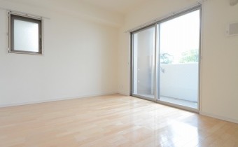 リビング　別アングル　※室内写真は同マンション内の205号室のものです。