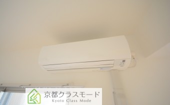 エアコン　※室内写真は同マンション内の205号室のものです。
