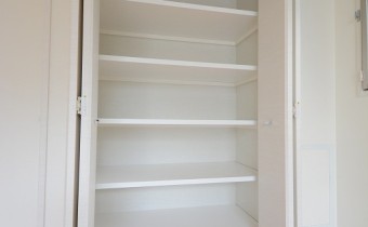 リビング部分の収納　※室内写真は同マンション内の205号室のものです。