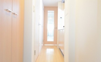 ※室内写真は同マンション内の305号室の写真です。
