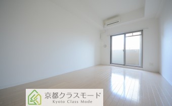 ※室内写真は同マンション内の305号室の写真です。