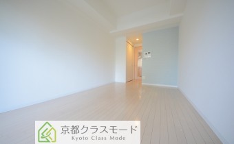 ※室内写真は同マンション内の305号室の写真です。