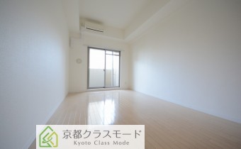 ※室内写真は同マンション内の305号室の写真です。