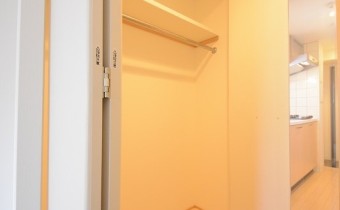 ※室内写真は同マンション内の305号室の写真です。