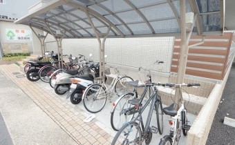 屋根付駐輪場もあります