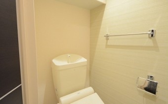 嬉しいウォシュレットトイレ♪棚が付いているので便利です