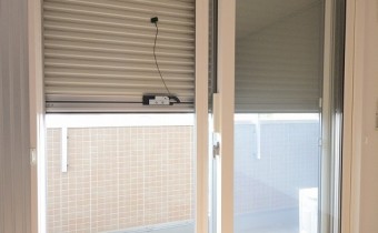 雨戸シャッター付き