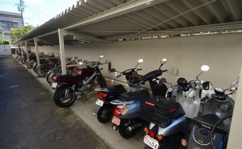 屋根付駐輪場もあります