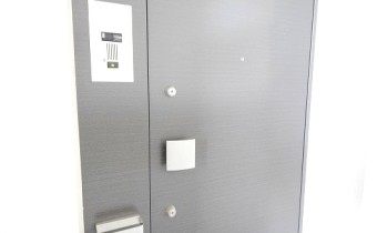 玄関ドア　※室内写真は同マンション内の419号室のものです。
