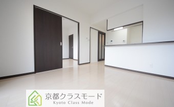 広々リビングにはダイニングテーブルやソファーも置けますよ♪