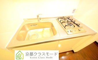 縦型2口ガスコンロタイプ　※室内写真は同マンション内の402号室のものです。