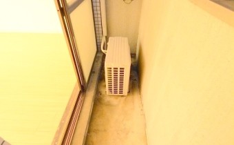 バルコニー　洗濯物を干すのには十分です。