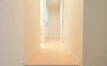 明るい色合いの玄関です　※室内写真は同マンション内の別タイプのお部屋になります。