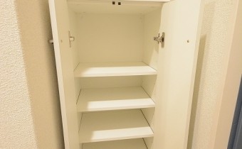 使い勝手の良いシューズボックス付き　※室内写真は同マンション内の別タイプのお部屋になります。