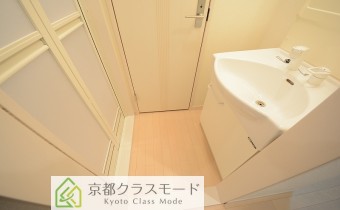 嬉しい脱衣所タイプ♪　※室内写真は同マンション内の別タイプのお部屋になります。