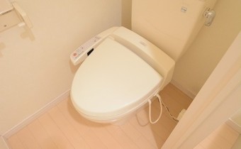 嬉しいウォシュレットトイレ♪　※室内写真は同マンション内の別タイプのお部屋になります。