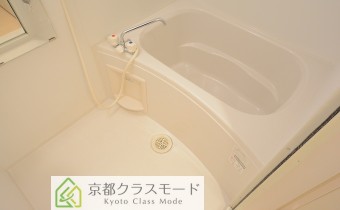 バスルーム　※室内写真は同マンション内の別タイプのお部屋になります。