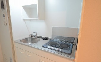 2口IHコンロのミニキッチンです！　※室内写真は同マンション内の別タイプのお部屋になります。