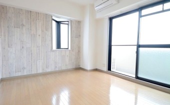 洋室7.4帖　バルコニー側には建物が無いので明るく開放的な印象。