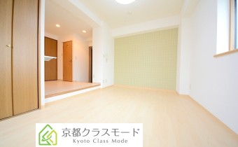 Room 6　優しいグリーンカラーのアクセントクロスが目を惹きます。