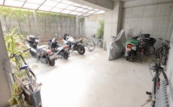 中型バイクも駐輪可能です♪