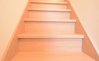 玄関入ってすぐの階段で2階へ
