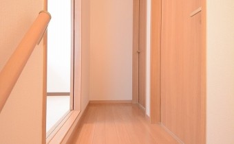 2階に水周りと2部屋の洋室があります