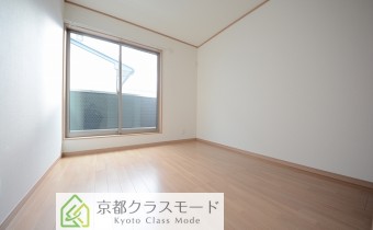 洋室5.7帖　2階西側　使い勝手の良い間取りのお部屋です♪