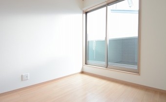 洋室5.7帖　2階西側　南向きで陽当たり良好です♪