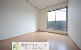 洋室6.4帖　2階東側　少し広いほうのお部屋です。陽当たり良好♪