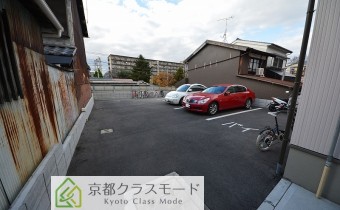 建物の置くにはガレージスペースがあります