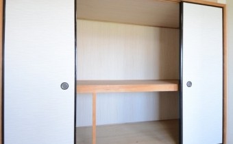 押入