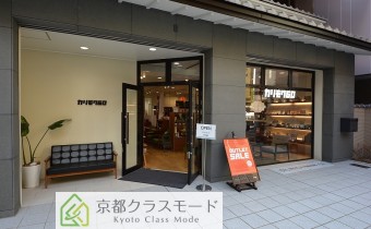 1階にはお洒落な家具屋さんが入っています。