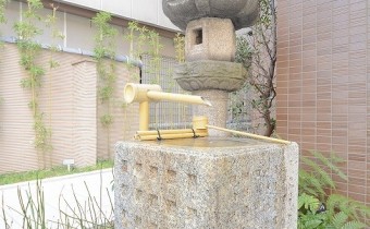 京都らしい燈篭があります。
