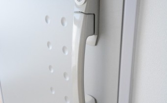 ダブルロックドア
