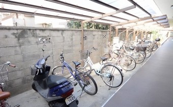 屋根付駐輪場もあります