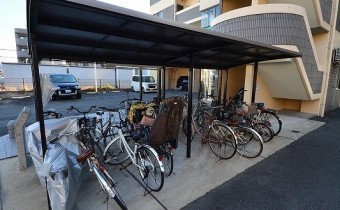 屋根付駐輪場もあります