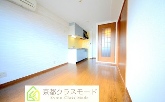 LDK8帖　陽当たりの良いお部屋♪アクセントクロスがオシャレ！