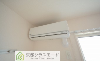 こちらのお部屋にもエアコンが付いています！