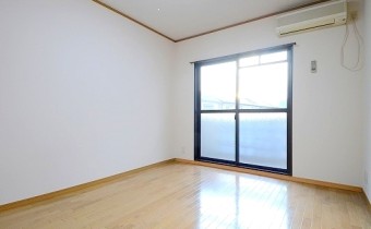 洋室7.5帖　天井が高いので開放的です♪