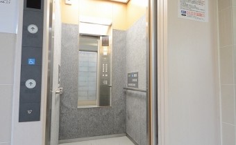 エレベーター：中の様子がわかるモニター付き！