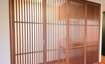 格子でキッチンが隠せます。