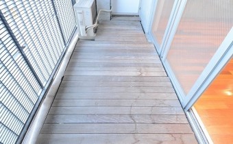 バルコニーはウッドデッキ仕様