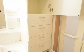 バスタオルなどが収納できる便利な棚付きです！