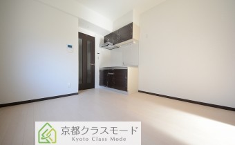 シックな室内空間♪リビングは8帖です！