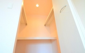 ウォークインクローゼット　洋服でも何でも片付けましょう！