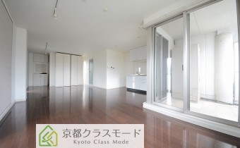 広々とした洋室18帖♪可動式収納で間仕切り自在！