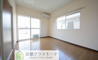 採光窓があり明るい洋室6帖♪