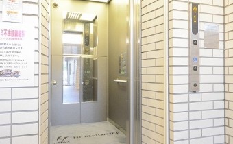 エレベーター　中の様子も確認できるモニター付
