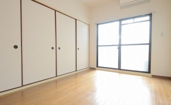 11帖の広々リビング♪　陽当たりも良好です！
